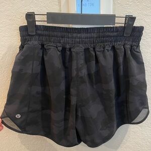 lululemon athletica Women’s Black Camo Hotty hot 4” Shorts